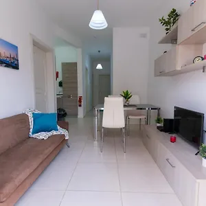 Seaside Cosy Maisonette @ - 2 Mins Walk From Sea , Marsaskala Malta