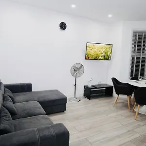 E2m Stays Luxury Apt Close To Station With Free Parking , Ilford United Kingdom