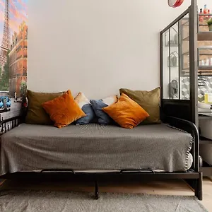 - Metro 7 Cadet - Quartier Faubourg-montmartre , Paris France